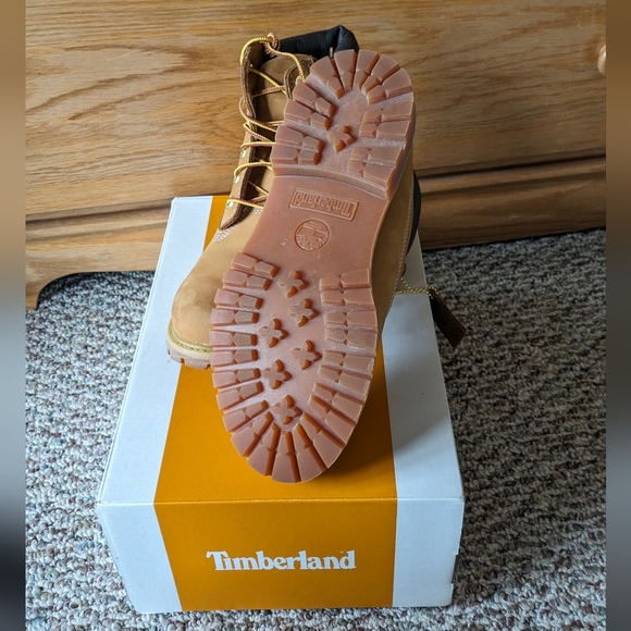 Timberland Women's Classic 6 in Boots - Picture 6 of 8